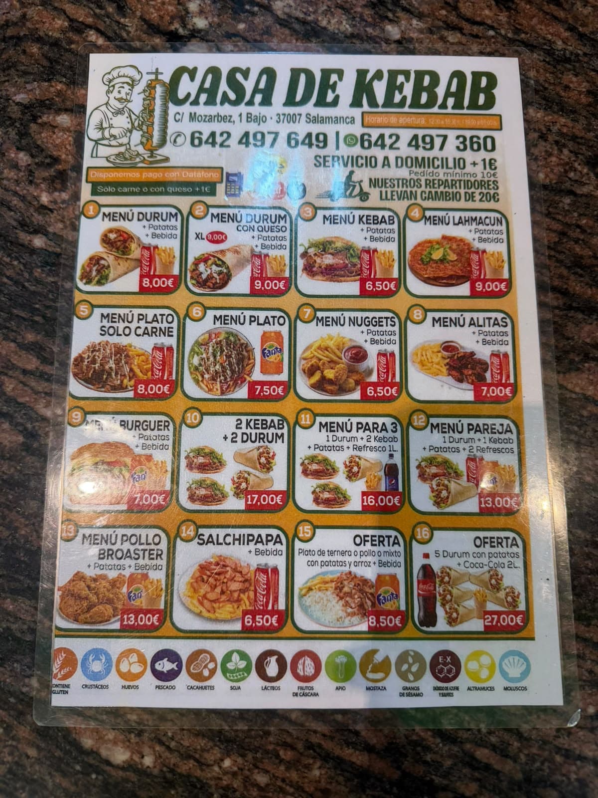 Carta de menús con patatas y bebida, y la lista de alérgenos